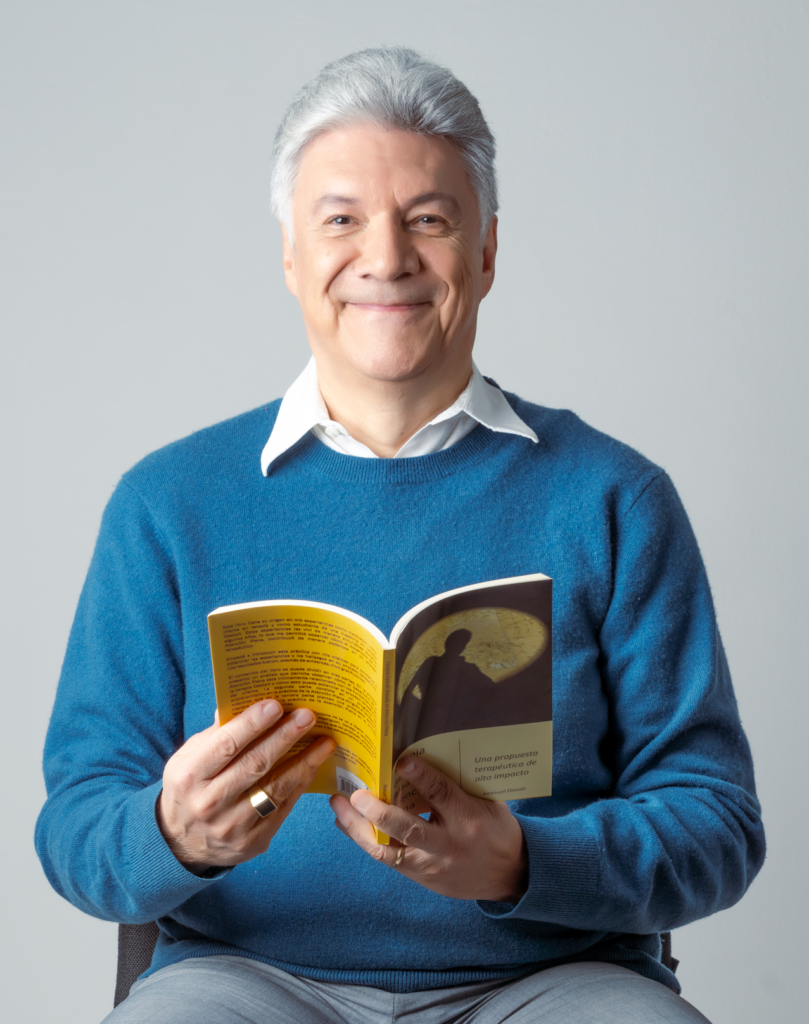 Manuel Dovali con su libro de Terapia Gestalt