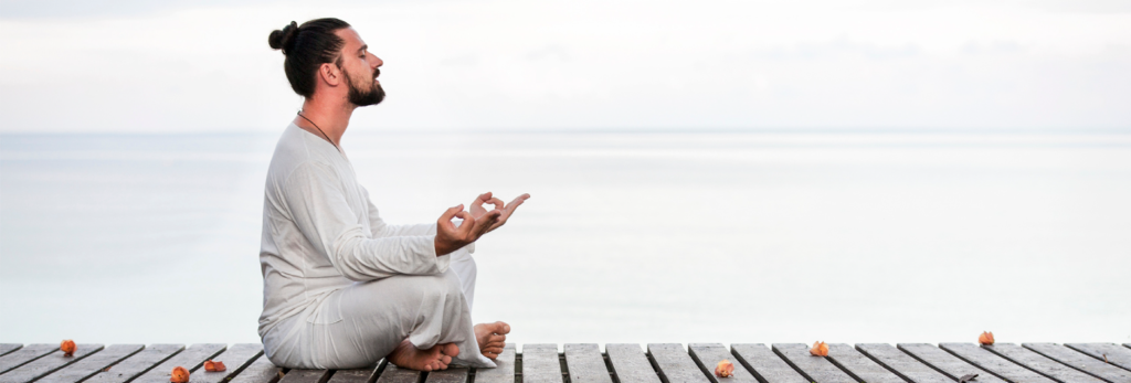 hombre meditando